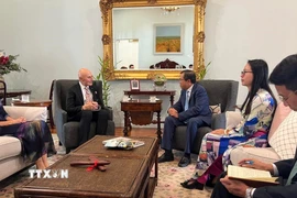 Đại sứ Việt Nam tại Australia Phạm Hùng Tâm (phải) và Tổng Lãnh sự Nguyễn Thanh Hà chào xã giao Thống đốc Bắc Australia Hugh Heggie (trái). (Ảnh: TTXVN phát)