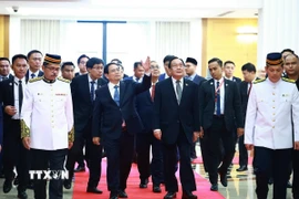 Thủ tướng Phạm Minh Chính hội kiến Chủ tịch Thượng viện Malaysia Awang Bemee Awang Ali Basah. (Ảnh: Dương Giang/TTXVN)