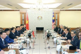 Thủ tướng Phạm Minh Chính hội kiến Chủ tịch Thượng viện Malaysia Awang Bemee Awang Ali Basah. (Ảnh: Dương Giang/TTXVN)