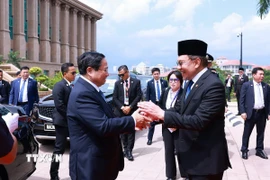 Thủ tướng Malaysia Anwar Ibrahim đón Thủ tướng Phạm Minh Chính thăm chính thức Malaysia. (Ảnh: Dương Giang/TTXVN)