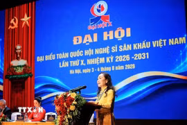 Nghệ sỹ Nhân dân Trịnh Thúy Mùi, Phó Chủ tịch Liên hiệp các Hội Văn học Nghệ thuật Việt Nam, Chủ tịch Hội Nghệ sỹ Sân khấu Việt Nam khóa IX phát biểu tại Đại hội. (Ảnh: Phạm Tuấn Anh/TTXVN)