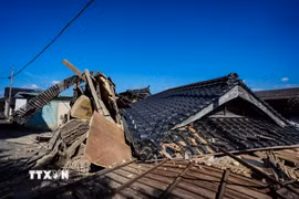 Những ngôi nhà bị phá hủy sau trận động đất tại Kumamoto, Nhật Bản. (Ảnh: THX/TTXVN phát)