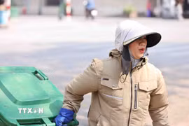 Người lao động làm việc trong thời tiết nắng nóng. (Nguồn: TTXVN)