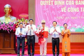 Lãnh đạo tỉnh Nghệ An tặng hoa chúc mừng Đại tá Đinh Việt Dũng. (Nguồn: Báo Nghệ An)