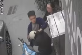 Tài xế ôtô đánh tới tấp nam shipper sau va chạm giao thông. (Ảnh cắt từ clip)
