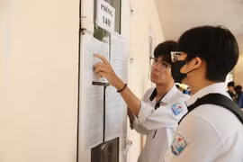 Thí sinh kiểm tra tên, số báo danh. (Ảnh: Minh Quyết/TTXVN)