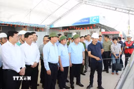 Phó Thủ tướng Thường trực Phạm Gia Túc kiểm tra Dự án Cảng Hàng không Quốc tế Gia Bình. (Ảnh: Thanh Thương/TTXVN)