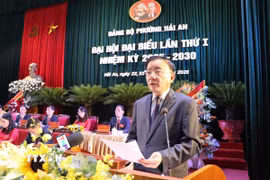 Ông Trần Cẩm Tú, Ủy viên Bộ Chính trị, Thường trực Ban Bí thư, phát biểu tại Đại hội. (Ảnh: Hoàng Ngọc/TTXVN)