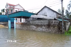Do nước dâng nhanh, đường dân sinh bị ngập sâu, nhiều nhà dân ở vùng trũng, thấp trên địa bàn tỉnh Nghệ An bị cô lập. (Ảnh: Xuân Tiến/TTXVN)