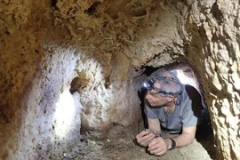Giáo sư A.Frumkin trong hệ thống đường hầm có niên đại thế kỷ 15 tại thung lũng Beit She’an, được xây dựng dưới thời cai trị của người Mamluk. (Nguồn: Đại học Hebrew Jerusalem)
