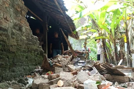 Một căn nhà bị hư hại do trận động đất. (Nguồn: Antara)