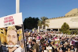 Không khí náo nhiệt tại Quảng trường Con tin ở Tel Aviv khi các con tin được trả tự do. (Ảnh: Thanh Bình/Vietnam+)