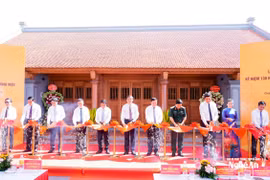 Lãnh đạo, nguyên lãnh đạo Đảng, Nhà nước, Quân khu 4, tỉnh Nghệ An cắt băng khánh thành Dự án Tu bổ, tôn tạo Di tích nhà thờ và mộ đồng chí Hồ Tùng Mậu. (Nguồn: Báo và Phát thanh Truyền hình Nghệ An)