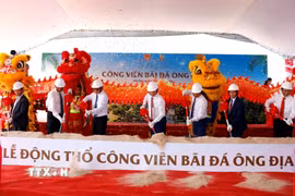 Nghi thức khởi công xây dựng công viên biển "Đá và mạch biển-Chạm vào đá và nghe biển kể chuyện." (Ảnh: Nguyễn Thanh/TTXVN)