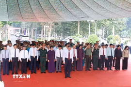 Tổng Bí thư, Chủ tịch nước Tô Lâm cùng Đoàn công tác của Trung ương tưởng niệm các Anh hùng-Liệt sỹ tại Nghĩa trang Liệt sỹ Đồi 82 Tân Biên. (Ảnh: Thống Nhất/TTXVN)