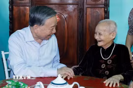 Tổng Bí thư, Chủ tịch nước Tô Lâm thăm hỏi và tặng quà cho Mẹ Việt Nam Anh hùng Huỳnh Thị Lơ. (Ảnh: Thống Nhất /TTXVN)