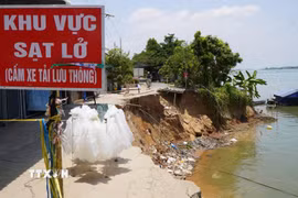 Biển cảnh báo khu vực sạt lở đặt tại điểm sạt lở bờ sông Tiền (thuộc ấp Long Thạnh, xã Long Phú Thuận). (Ảnh: Nhựt An/TTXVN)