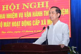 Trưởng Ban Tổ chức Tỉnh ủy Bạc Liêu Hồ Thanh Thủy triển khai các quyết định thành lập Ban trù bị chuẩn bị vận hành thử nghiệm các xã, phường mới. (Ảnh: Chanh Đa/TTXVN)