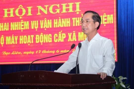 Trưởng Ban Tổ chức Tỉnh ủy Bạc Liêu Hồ Thanh Thủy triển khai các quyết định thành lập Ban trù bị chuẩn bị vận hành thử nghiệm các xã, phường mới. (Ảnh: Chanh Đa/TTXVN)
