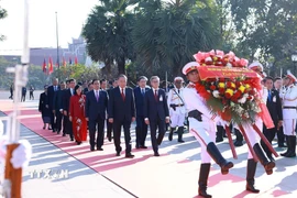 Tổng Bí thư Tô Lâm; Thủ tướng Phạm Minh Chính; Chủ tịch Quốc hội Trần Thanh Mẫn đến đặt vòng hoa tưởng niệm tại Đài tưởng niệm các chiến sỹ vô danh. (Ảnh: Dương Giang/TTXVN)
