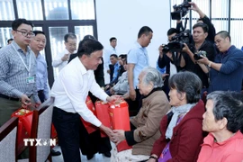 Ủy viên Bộ Chính trị, Thường trực Ban Bí thư Trần Cẩm Tú tặng quà các gia đình chính sách, hộ nghèo tại thành phố Đà Nẵng. (Ảnh: Phương Hoa/TTXVN)