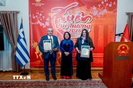 Đại sứ Phạm Thị Thu Hương trao Giải thưởng Thông tin Đối ngoại toàn quốc lần thứ XI cho bạn bè Hy Lạp. (Ảnh: TTXVN phát)
