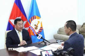 Ông Suos Yara, Phó Trưởng Ban Đối ngoại Trung ương, người phát ngôn Đảng Nhân dân Campuchia (CPP) trả lời phỏng vấn phóng viên TTXVN thường trú tại Phnom Penh. (Ảnh: Hoàng Minh/TTXVN)