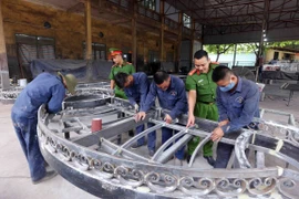Cán bộ, chiến sỹ cơ sở cai nghiện số 3 hướng dẫn học viên cai nghiện ma túy học nghề cơ khí. (Ảnh: Phạm Kiên/TTXVN)