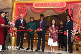 Đại sứ Trịnh Thị Tâm cùng các đại biểu Sri Lanka cắt băng khai trương Tuần lễ Ẩm thực Việt Nam. (Ảnh: TTXVN phát)