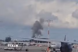 Khói bốc lên sau một vụ tấn công tên lửa nhằm vào sân bay quốc tế Ben Gurion ở Tel Aviv, Israel. (Ảnh: THX/TTXVN)