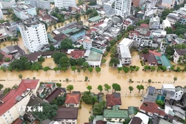 Khu vực trung tâm thành phố Huế bị ngập sâu. (Ảnh: Văn Dũng/TTXVN)