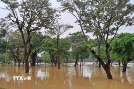 Công viên bờ Nam sông Hương, thành phố Huế vẫn bị ngập sâu do lũ còn trên báo động 3 là 0,37m. (Ảnh: Nguyên Lý/TTXVN)