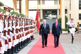 Bộ trưởng Bộ Công an Tô Lâm (nay là Tổng Bí thư Tô Lâm) và Chủ tịch Ủy ban Giám định Tư pháp quốc gia Cộng hòa Belarus Alexey Volkov duyệt đội danh dự Công an Nhân dân Việt Nam chiều 28/11/2023. (Ảnh: Phạm Kiên/TTXVN)