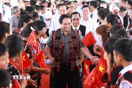 Thủ tướng Phạm Minh Chính với học sinh và đồng bào các dân tộc thôn Ahu, xã Tây Giang (Đà Nẵng). (Ảnh: Dương Giang/TTXVN)