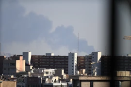 Khói bốc lên sau cuộc tấn công của Israel tại Tehran, Iran, ngày 17/6/2025. (Ảnh: THX/TTXVN)