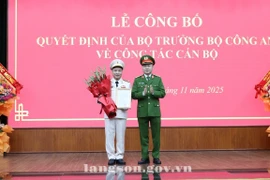 Thượng tướng Nguyễn Ngọc Lâm, Thứ trưởng Bộ Công an trao Quyết định cho Thượng tá Vũ Thanh Tùng. (Nguồn: Cổng thông tin điện tử tỉnh Lạng Sơn)
