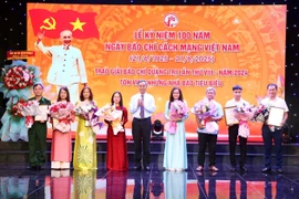 Phó Bí thư Thường trực Tỉnh ủy, Chủ tịch Hội đồng Nhân dân tỉnh Quảng Trị Nguyễn Đăng Quang trao giải B các tác giả, nhóm tác giả. (Nguồn: Báo Quảng Trị)