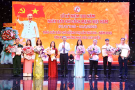 Phó Bí thư Thường trực Tỉnh ủy, Chủ tịch Hội đồng Nhân dân tỉnh Quảng Trị Nguyễn Đăng Quang trao giải B các tác giả, nhóm tác giả. (Nguồn: Báo Quảng Trị)