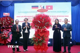 Phó Chủ tịch Ủy ban Nhân dân thành phố Đà Nẵng Nguyễn Thị Anh Thi (phải) chúc mừng bà Andrea Maria Suhl, Tổng Lãnh sự Cộng hòa Liên bang Đức tại Thành phố Hồ Chí Minh và các bạn Đức tại chương trình. (Ảnh: Trần Lê Lâm/TTXVN)