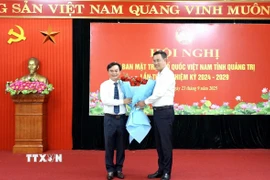 Bí thư Tỉnh ủy Quảng Trị Lê Ngọc Quang chúc mừng tân Chủ tịch Ủy ban Mặt trận Tổ quốc Việt Nam tỉnh Quảng Trị Nguyễn Chiến Thắng. (Ảnh: Nguyên Linh/TTXVN)