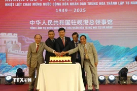 Các đại biểu thực hiện nghi thức cắt bánh mừng 76 năm ngày Quốc khánh Trung Quốc. (Ảnh: Quốc Dũng/TTXVN)