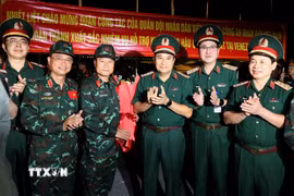 Thượng tướng Phùng Sĩ Tấn, Phó Tổng Tham mưu trưởng Quân đội nhân dân Việt Nam chúc mừng các thành viên trong đoàn trở về. (Ảnh: An Đăng/TTXVN)