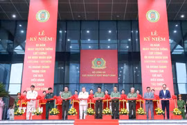 Đại tướng Lương Tam Quang, Bộ trưởng Bộ Công an và các đại biểu thực hiện nghi thức cắt băng khánh thành công trình Trung tâm chỉ huy, điều hành, tác chiến xuất nhập cảnh. (Ảnh: Phạm Kiên/TTXVN)