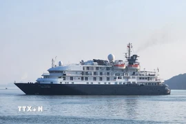 Tàu du lịch Noble Caledonia-Island Sky cập Cảng Quy Nhơn. (Ảnh: Sỹ Thắng/TTXVN)