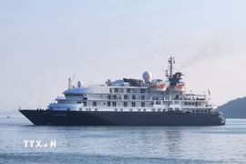 Tàu du lịch Noble Caledonia-Island Sky cập Cảng Quy Nhơn. (Ảnh: Sỹ Thắng/TTXVN)