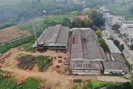 Khu nhà xưởng sản xuất than cũ tại thôn Đào Kiều 1, xã Thịnh Hưng (Yên Bình, Yên Bái) nằm dọc theo Quốc lộ 70 và khu dân cư. (Ảnh: TTXVN phát)