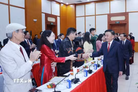 Thường trực Ban Bí thư Trần Cẩm Tú với các Bí thư Chi bộ xuất sắc toàn quốc. (Ảnh: Phương Hoa/TTXVN)