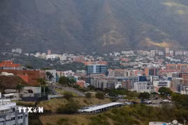 Tòa nhà Đại sứ quán Mỹ (trái) ở Caracas, Venezuela. (Ảnh: THX/TTXVN)