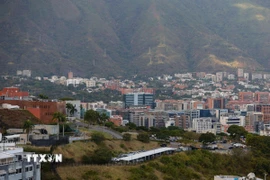 Tòa nhà Đại sứ quán Mỹ (trái) ở Caracas, Venezuela. (Ảnh: THX/TTXVN)
