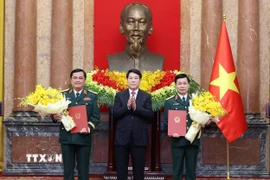 Chủ tịch nước Lương Cường trao Quyết định thăng quân hàm từ Trung tướng lên Thượng tướng đối với ông Đỗ Xuân Tụng, Phó Chủ nhiệm Tổng cục Chính trị Quân đội nhân dân Việt Nam và ông Đỗ Văn Bảnh, Chính ủy Học viện Quốc phòng. (Ảnh: Lâm Khánh/TTXVN)